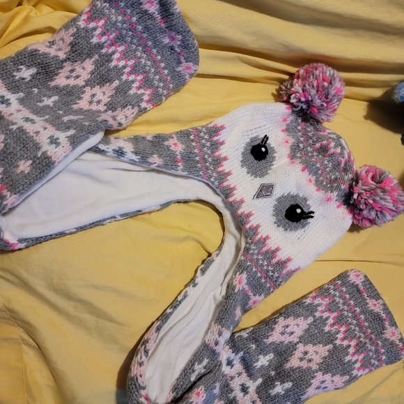 The Children's Place Cute Owl hat with attached scarf and hand-warming pockets - Picture 1 of 4